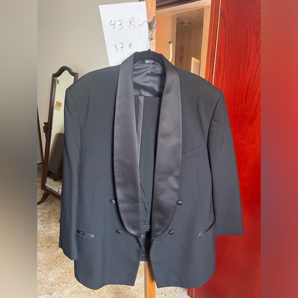 Men’s Tuxedo Set - lightly used. - Picture 3 of 3